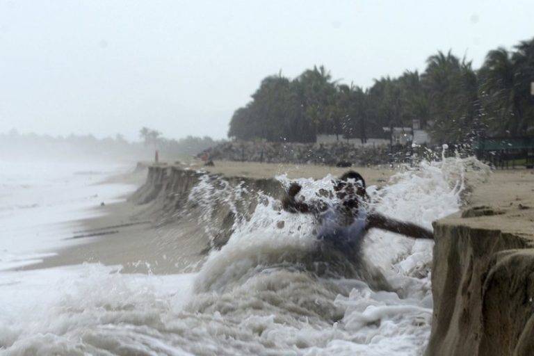 Hurricane Max hits southern Mexico near Acapulco