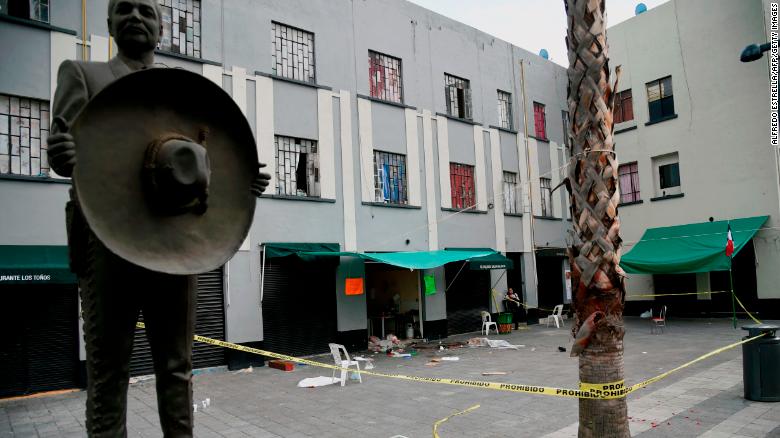 Men dressed as mariachi musicians kill 5 in Mexico City plaza