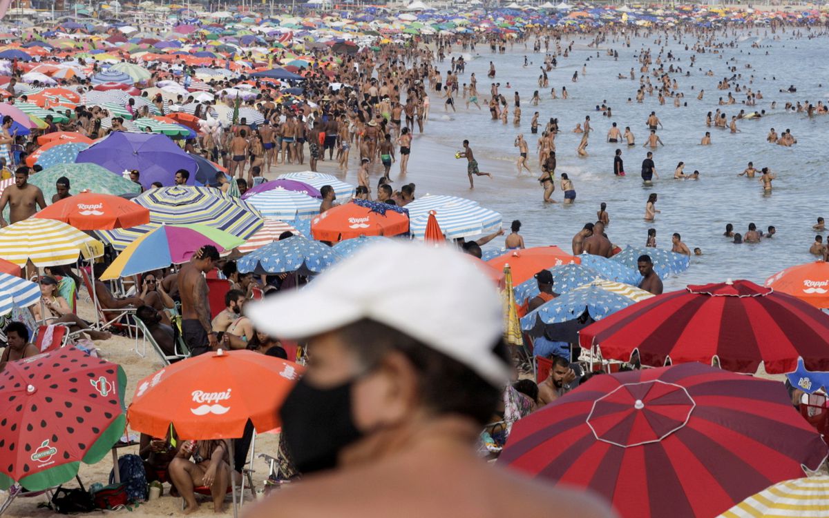 Rio de Janeiro closes beaches as pandemic worsens