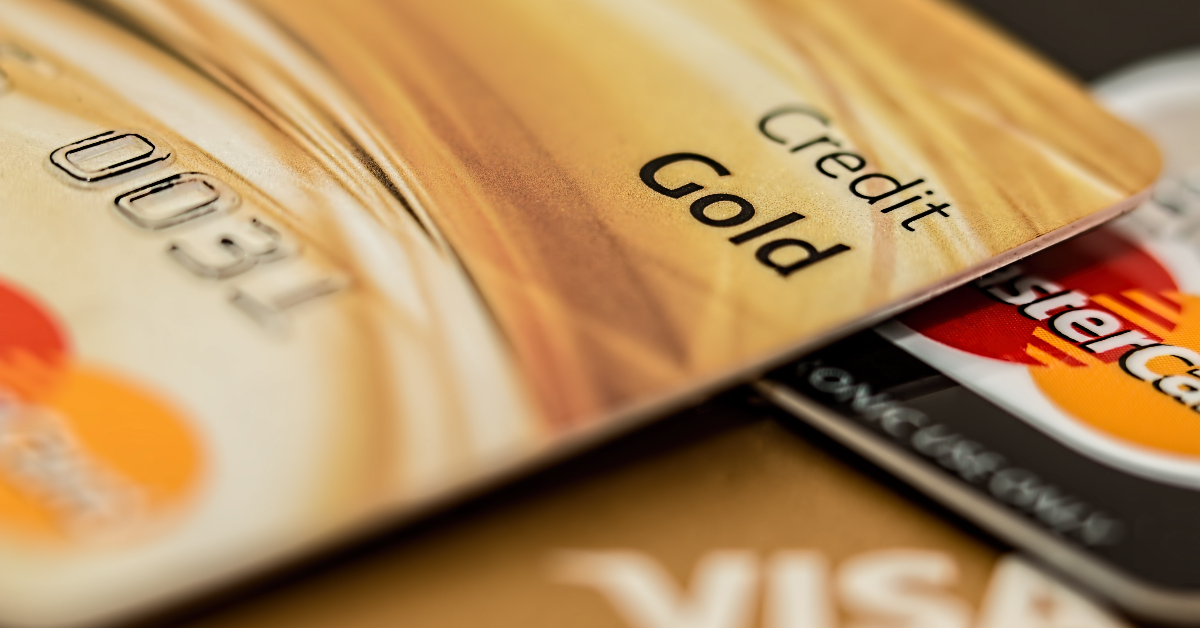¿Puede una empresa cobrar más por pagar con tarjeta de crédito?