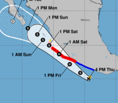 Guarda una tempesta tropicale fuori da Puerto Vallarta mentre Beatrice si rafforza
