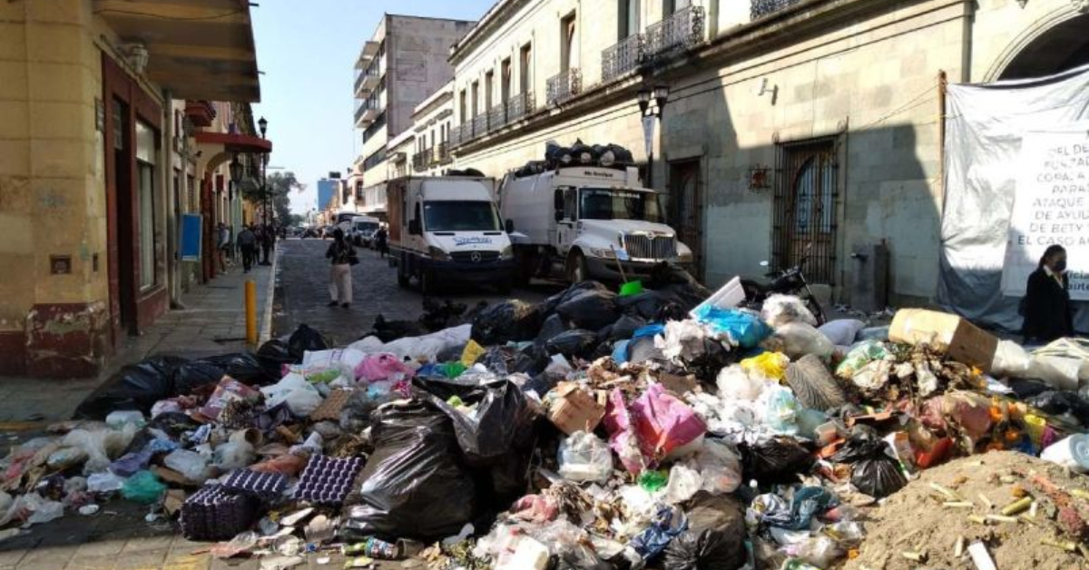 Dumping waste on Periférico median