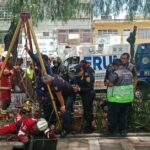 Mexico City sinkhole swallows pedestrian as crowd watches