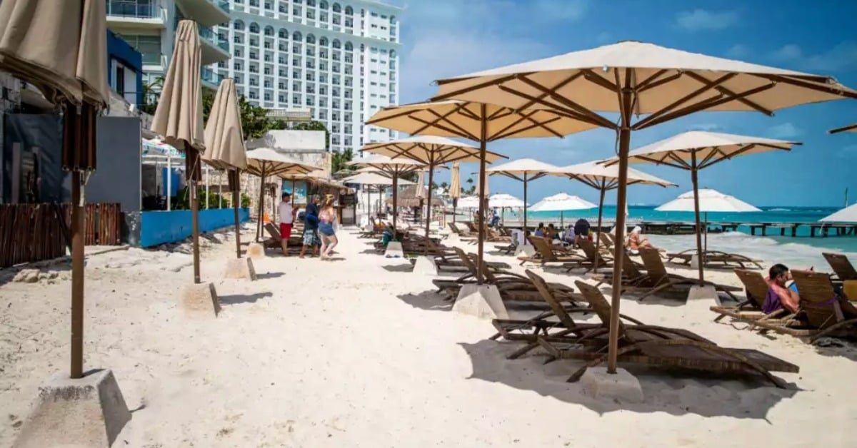 Playa Caracol public access
