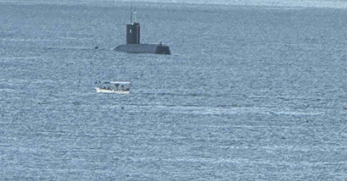 Submarine in Puerto Vallarta draws crowds on the bay