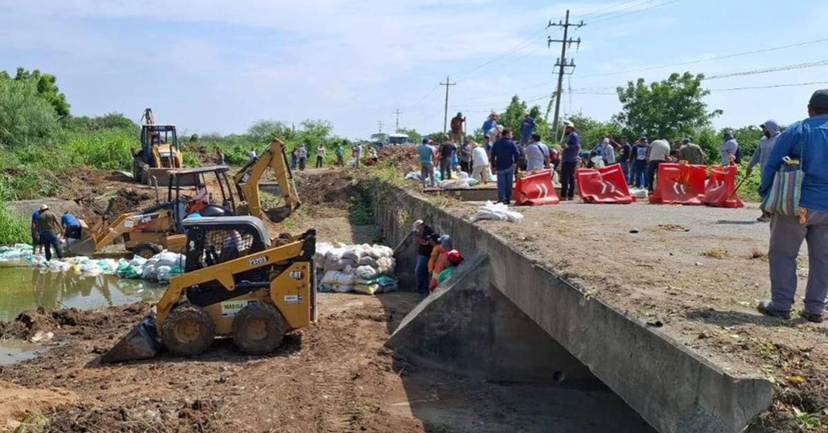 Tequio builds temporary bridge in Salina Cruz
