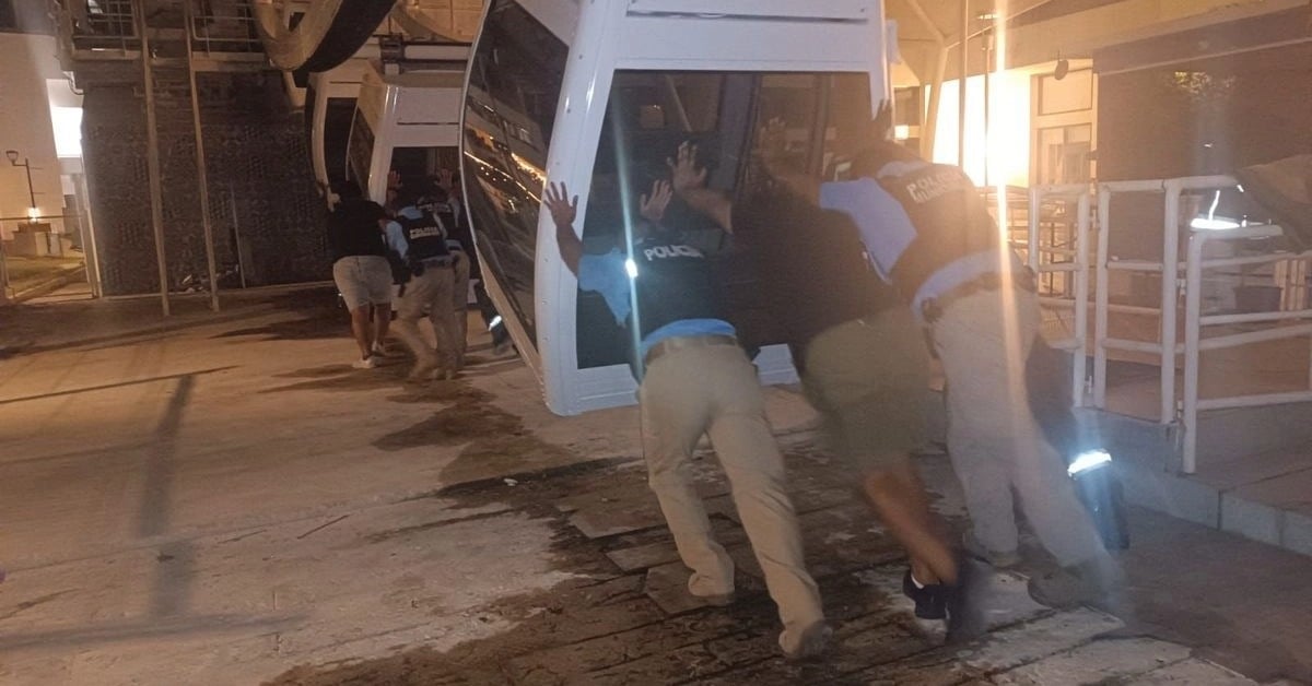 Tourists trapped on Ferris wheel at Plaza La Isla