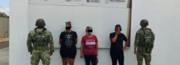 Women carrying AK-47s in Culiacán