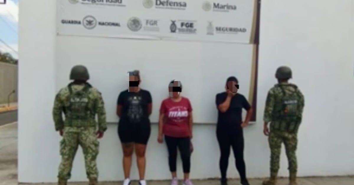 Women carrying AK-47s in Culiacán