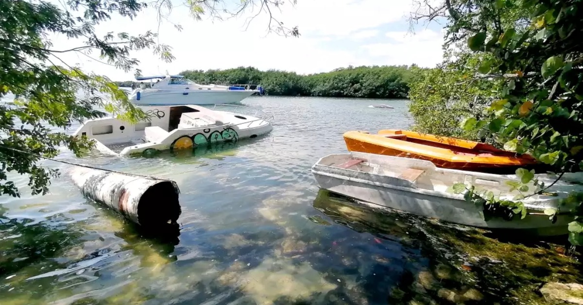 abandoned boats Nichupté lagoon