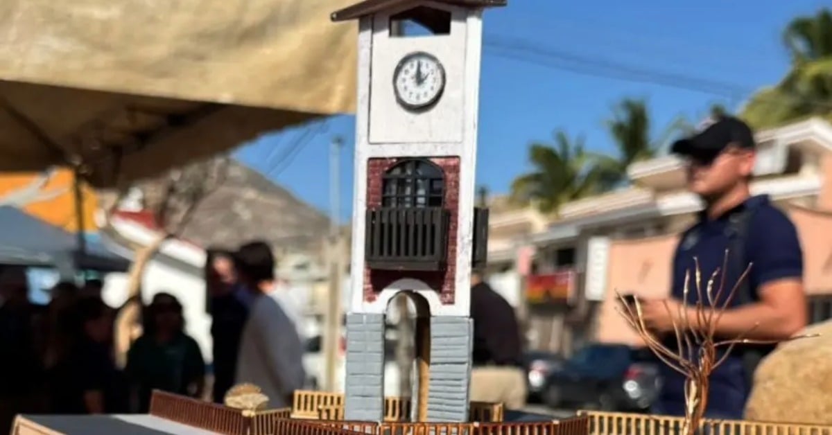 cabo san lucas monumental clock