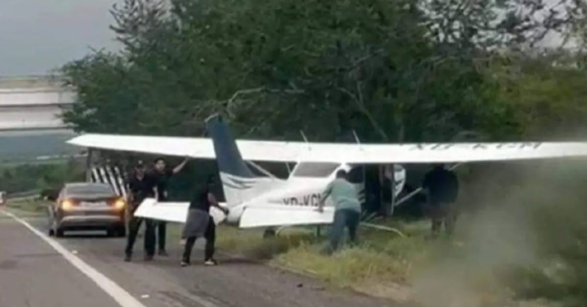 mazatlan plane emergency landing