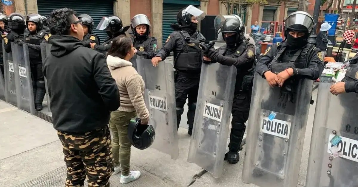reporter attacked during Mexico City eviction