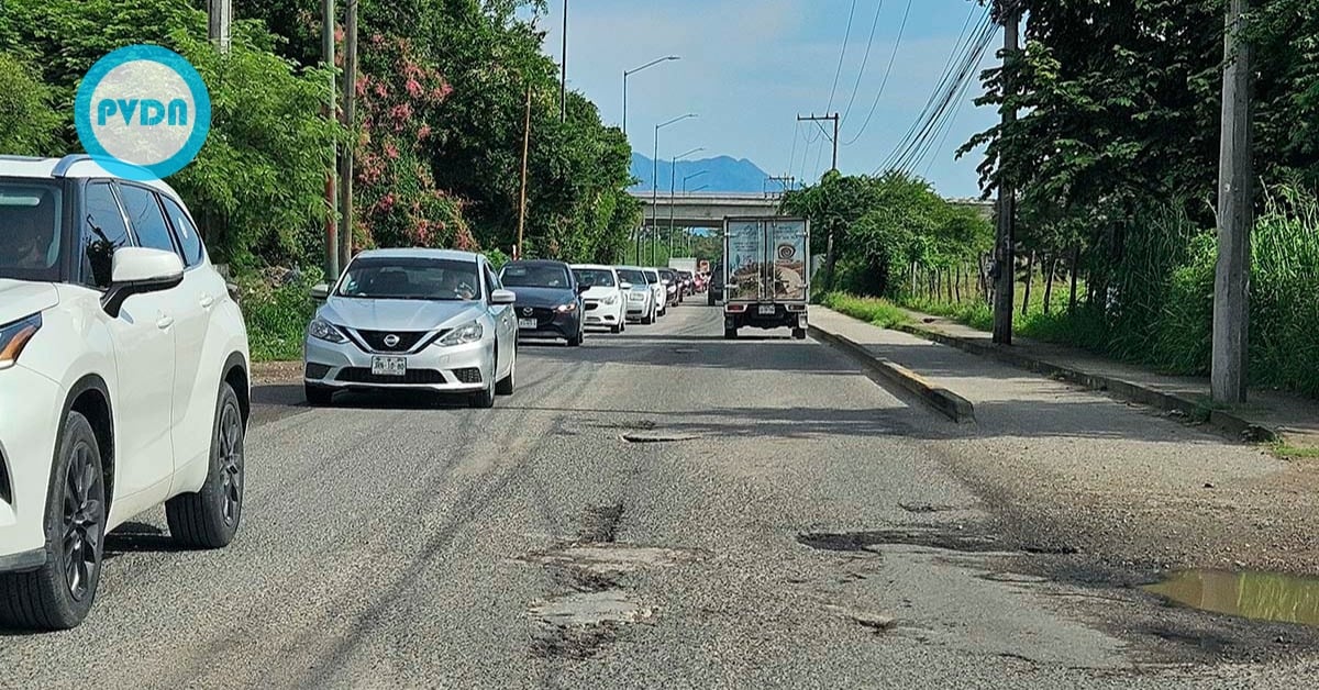 Tire blowouts mount amid Avenida México potholes mess