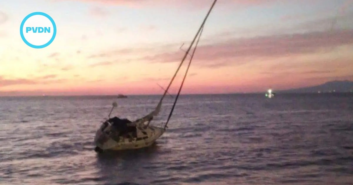 puerto vallarta sailboat sinks