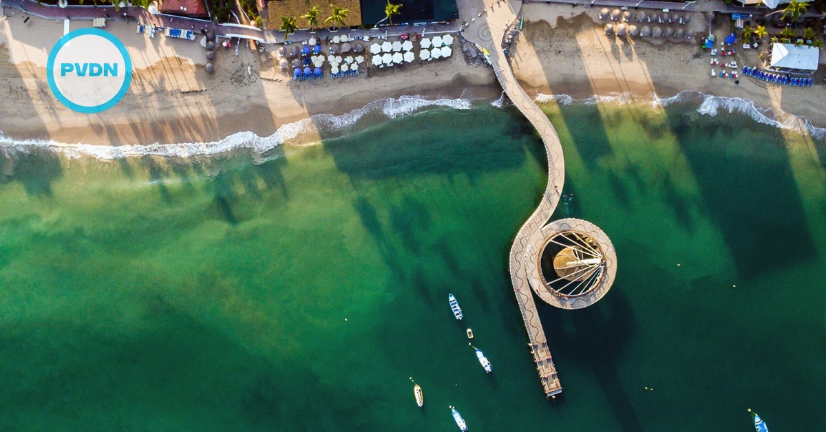 Los Muertos Pier Christmas Tree