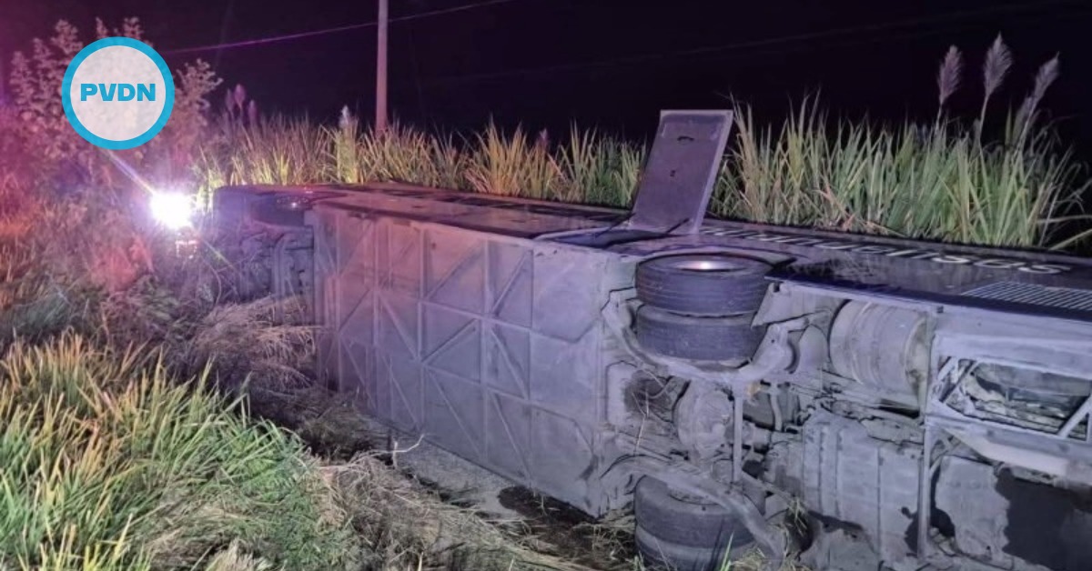 Bus headed to Vallarta crashes off Highway 200 in Nayarit