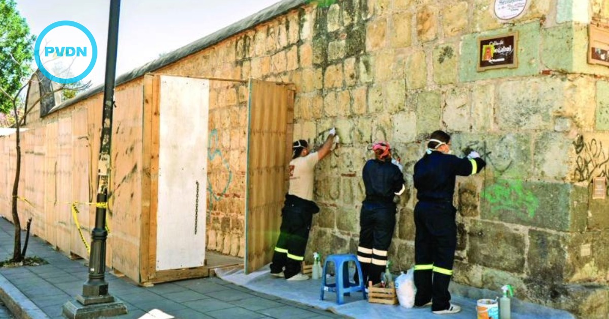 INAH begins restoring graffiti-damaged wall at Oaxaca’s Santo Domingo complex