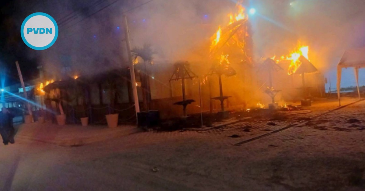 Night fire destroys La Palapita on Cancún’s Kabah Avenue