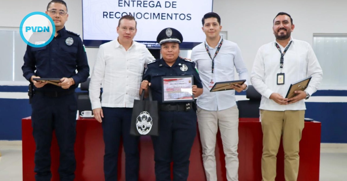 OXXO honors Playa del Carmen police for store safety