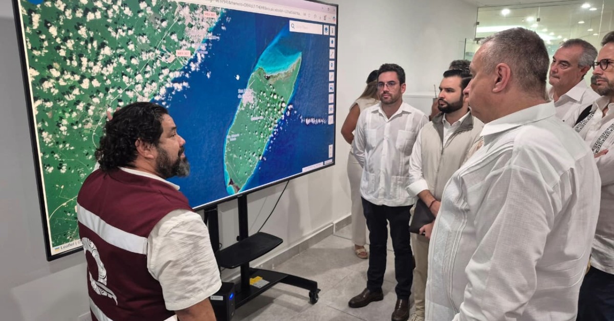 Cancún weighs offshore barges to intercept sargassum