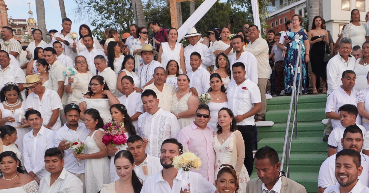 Puerto Vallarta mass wedding draws over 300 couples