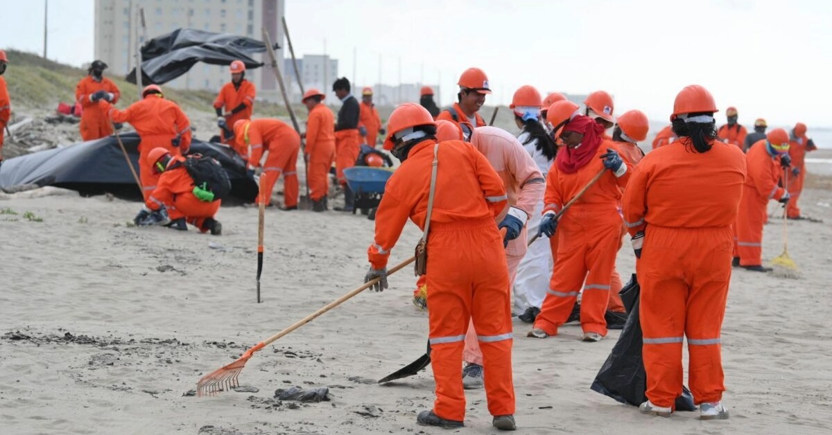 Gulf Oil Spill Reaches 81 Beaches as Questions Grow