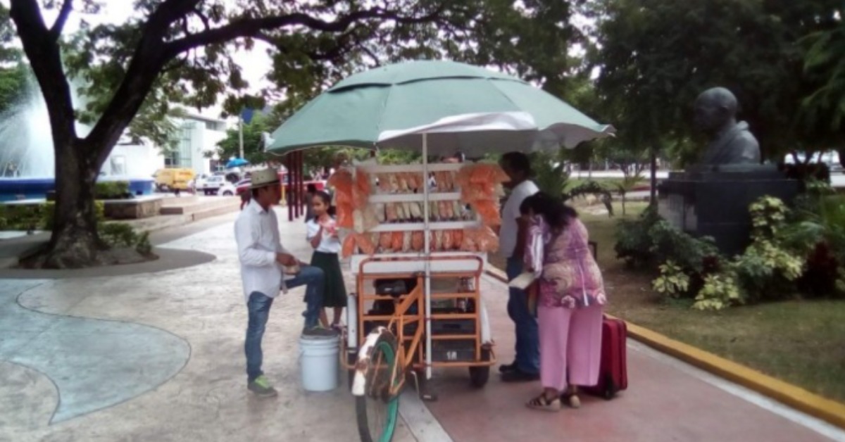Cancún removing vendors from main avenues before World Cup crowds