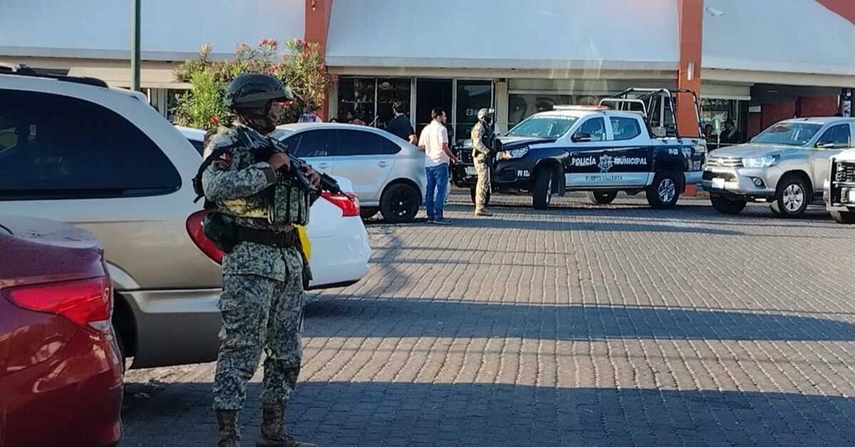 Two men found in Plaza Caracol vehicle were shot