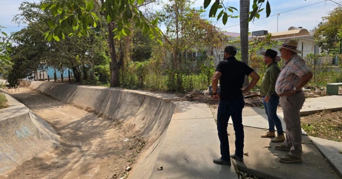 Vallarta races to clear canals before heavy rains arrive