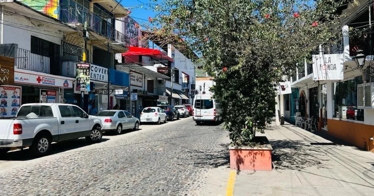 Empty storefront signs spread in Vallarta’s tourist core