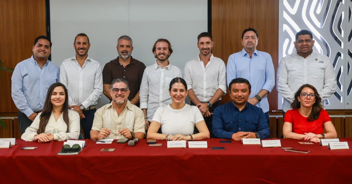 Playa del Carmen mayor meets hotel leaders on sargazo plan